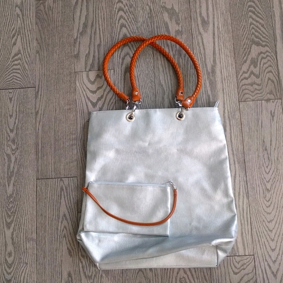 Nice silver tote🍀🍀🍀🍀 - Picture 1 of 6